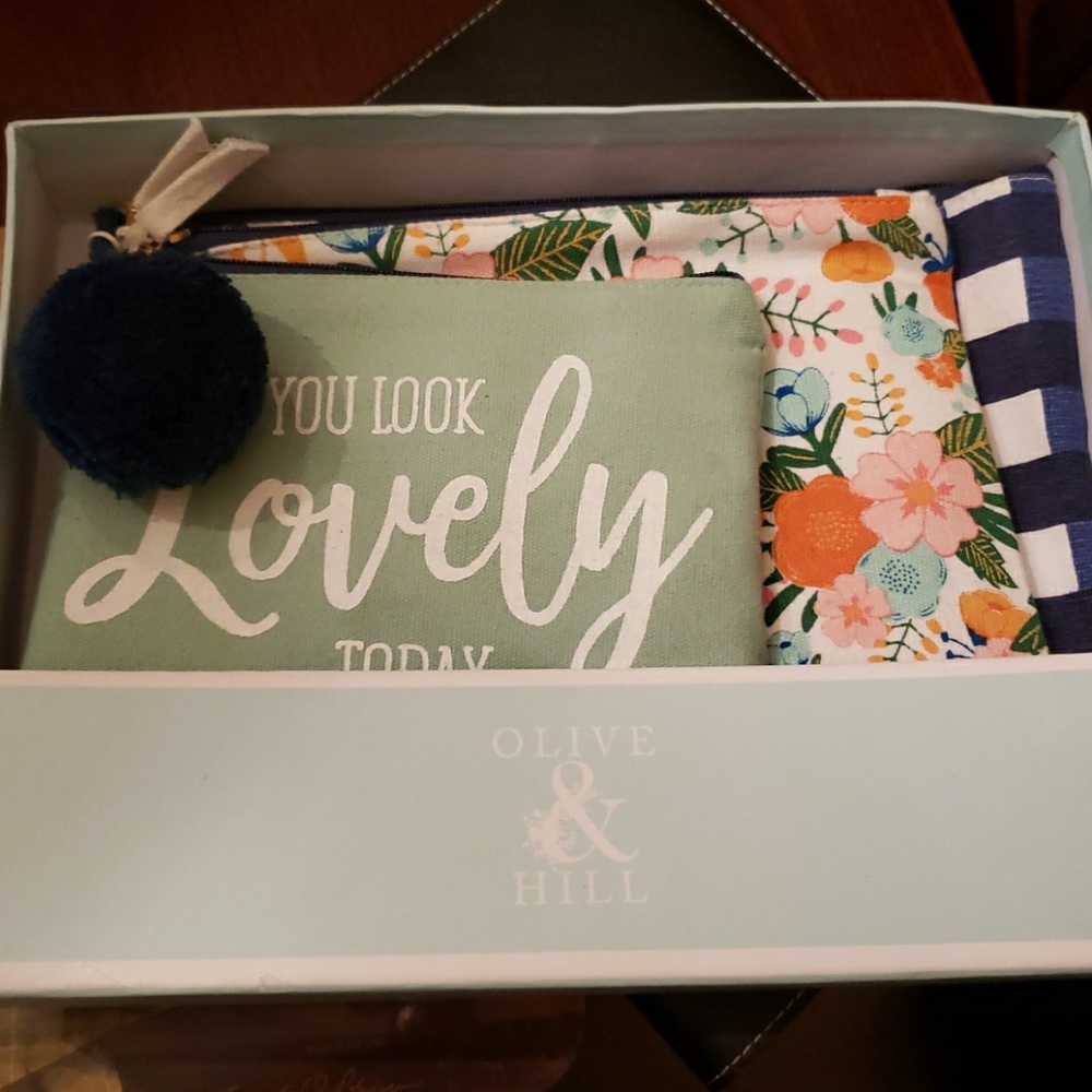 🆕️New in Box Pouch Set!